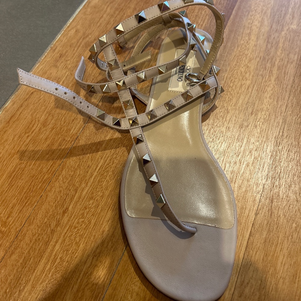 ROCKSTUD FLAT CALFSKIN SANDAL WITH STRAPS